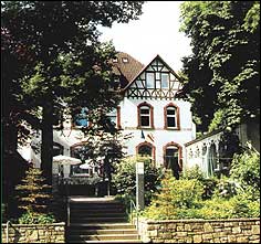 Sie werden, w&auml;hrend Sie mit Ihren G&auml;sten den Trausaal betreten, nach dem Jawort, sowie beim Unterschreiben Ihres Eintrages im Heiratsbuch, bis zum Ende Ihrer Trauung und bei den anschlie&szlig;enden Feierlichkeiten, musikalisch live begleitet. 